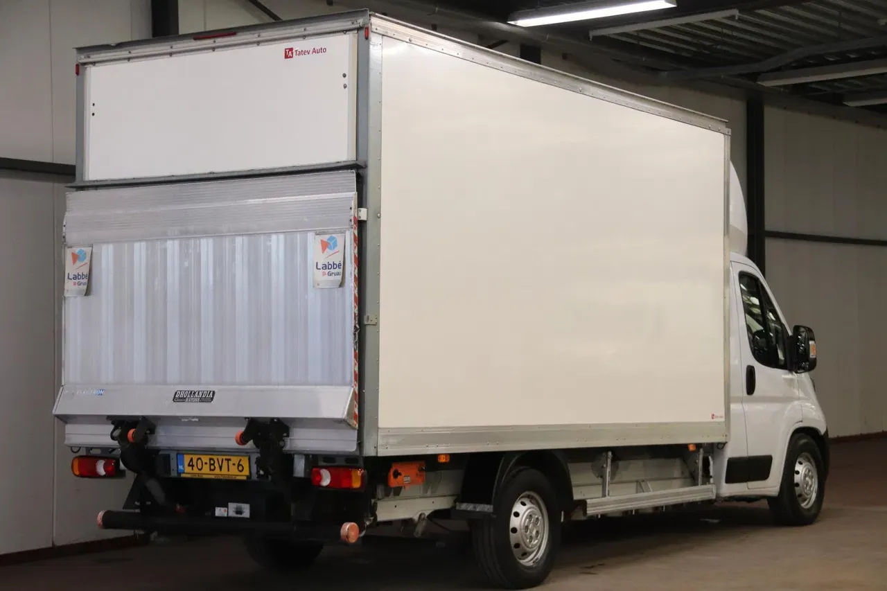 Model van een automerk in de hero van de website